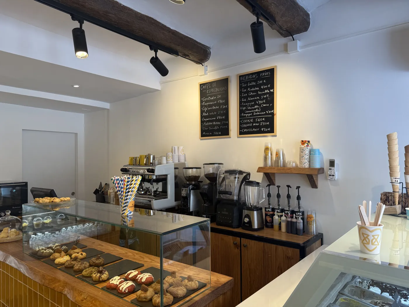 Mostrador de Cookissima con la bandeja de cookies del día